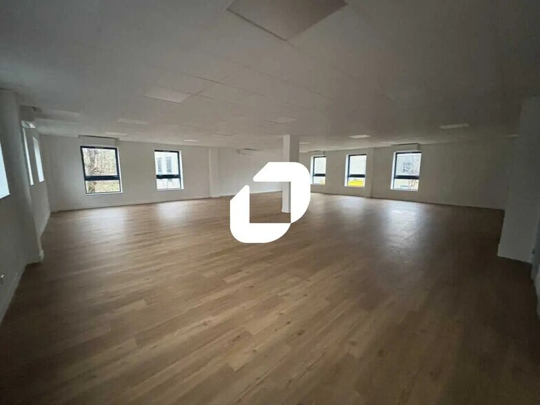 10 Quai De La Borde, Ris-Orangis to rent - Interior Photo - Image 1 of 33