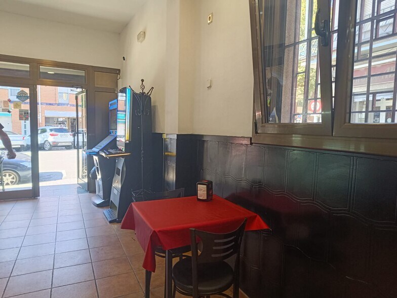 Retail in Sabadell, Barcelona to rent - Interior Photo - Image 2 of 2