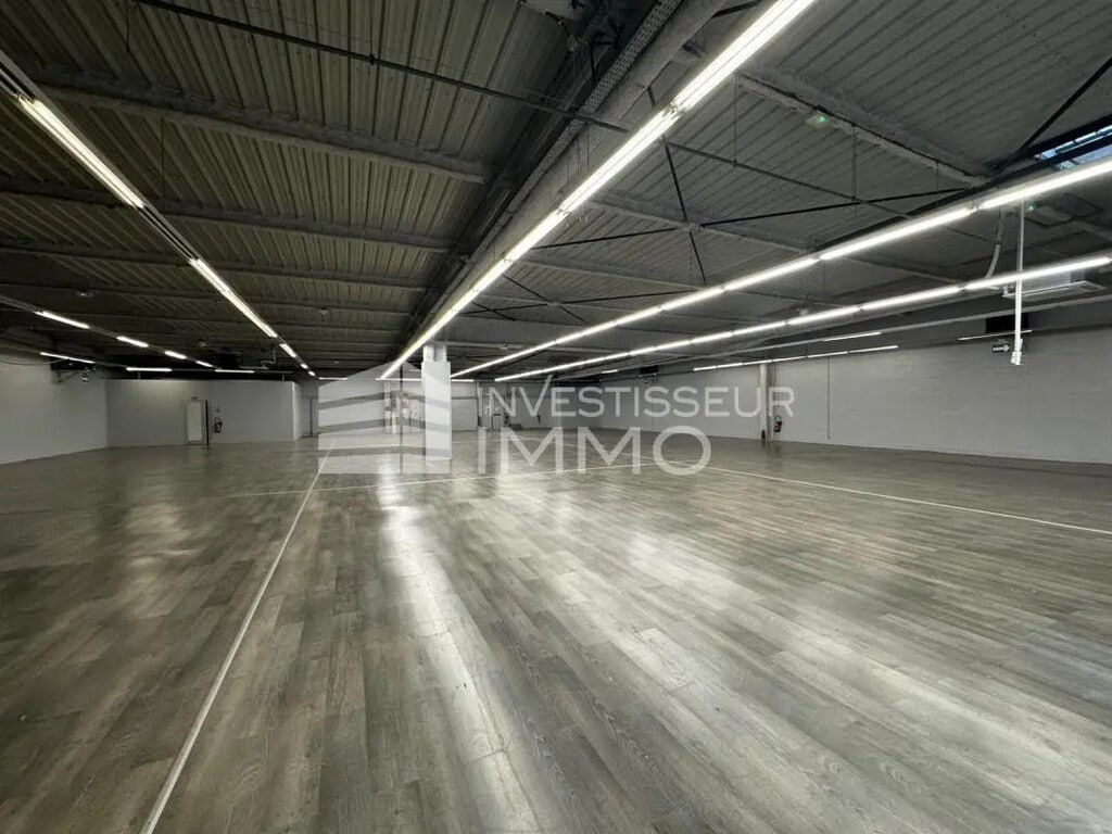 Location Commerce 900 m² - Photo 1
