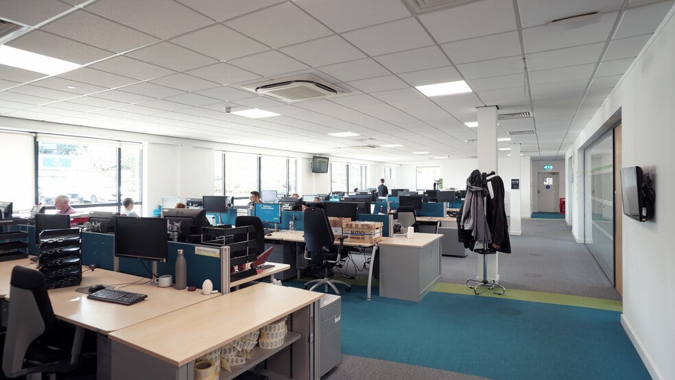 Emperor Way, Exeter to rent - Interior Photo - Image 3 of 15