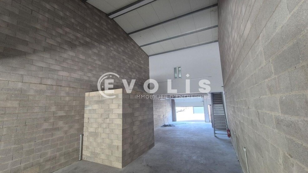 Light Industrial in Ozoir La Ferriere to rent - Interior Photo - Image 3 of 22