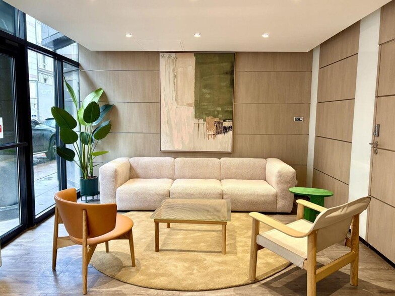 38 Rue Victor Hugo, Levallois-Perret to rent - Building Photo - Image 3 of 23