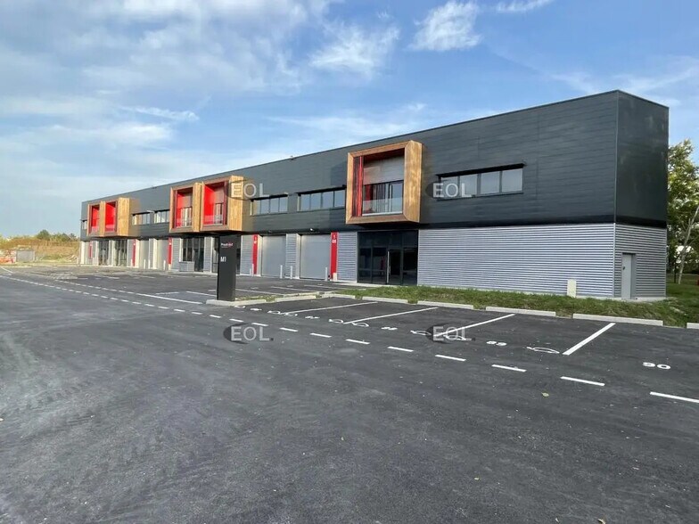 Light Industrial in Éragny to rent - Building Photo - Image 1 of 8