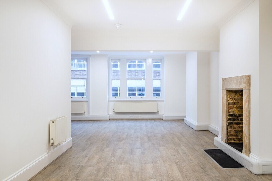 26 Eastcastle St, London to rent - Building Photo - Image 3 of 8
