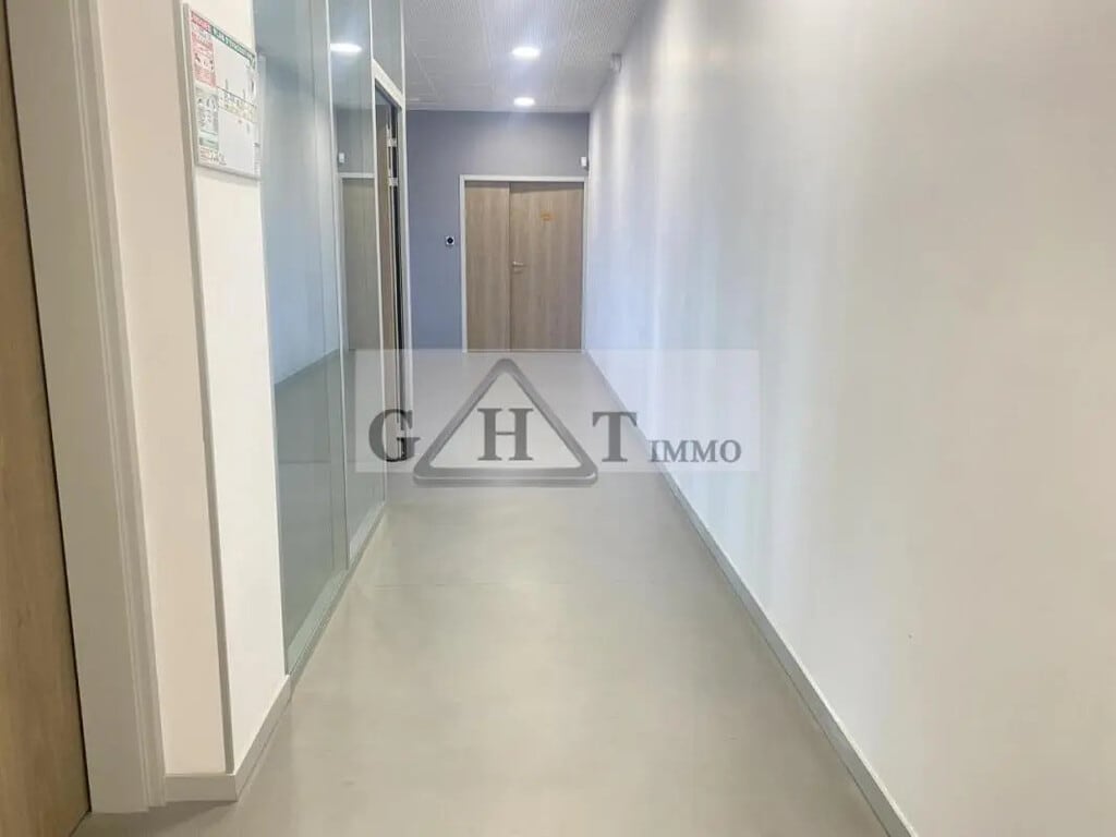 Location Bureaux 142 m² - Photo 1