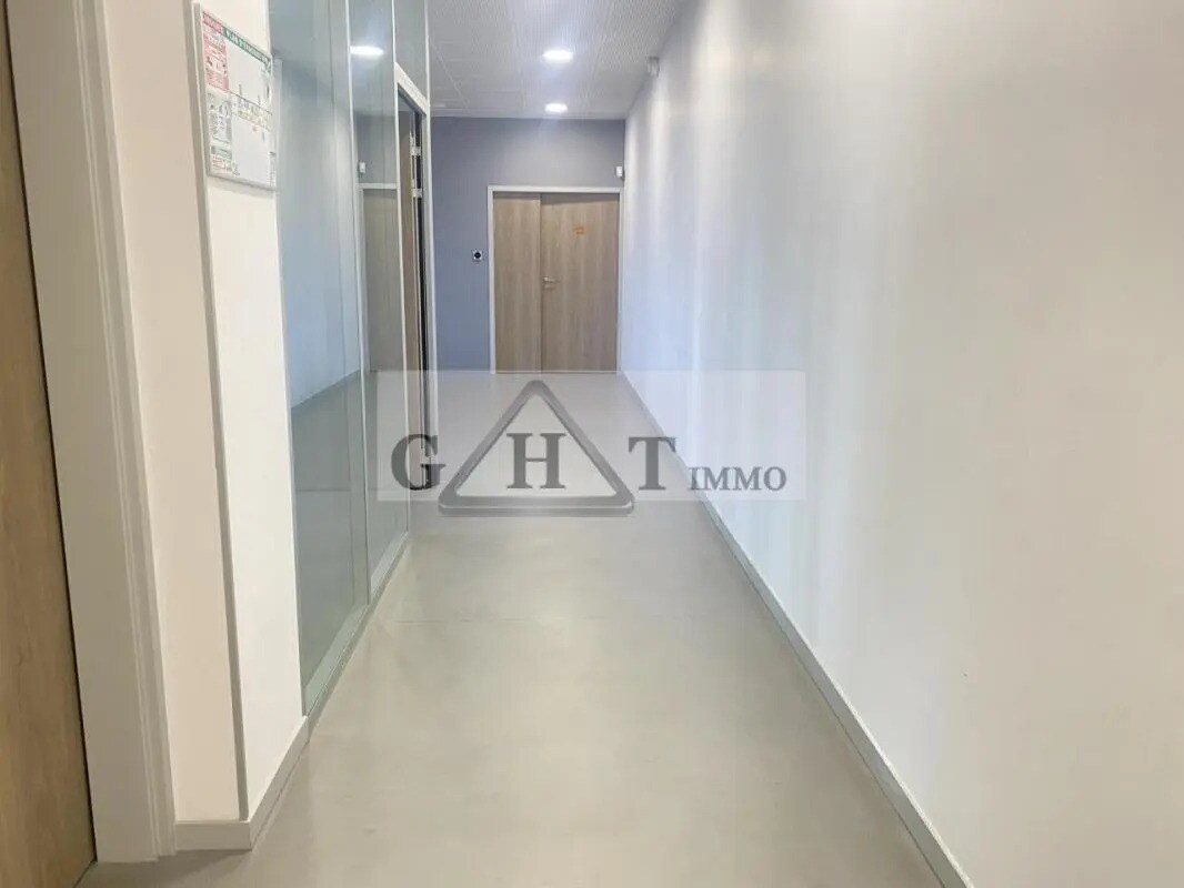 Office in Villenoy to rent Interior Photo- Image 1 of 11