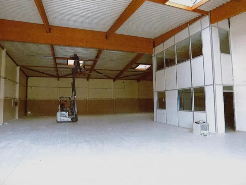 Light Industrial in Décines-Charpieu to rent - Interior Photo - Image 2 of 6