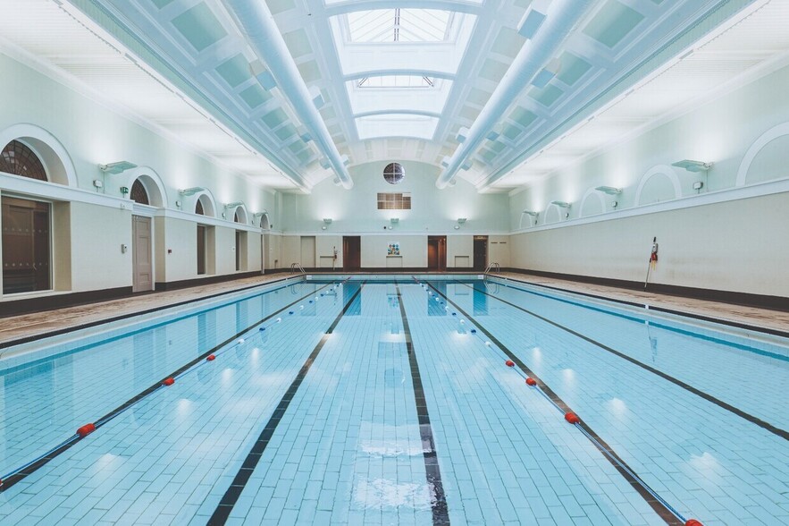 Newcastle City Baths and City Hall portfolio of 2 properties for sale on LoopNet.co.uk - Interior Photo - Image 2 of 10