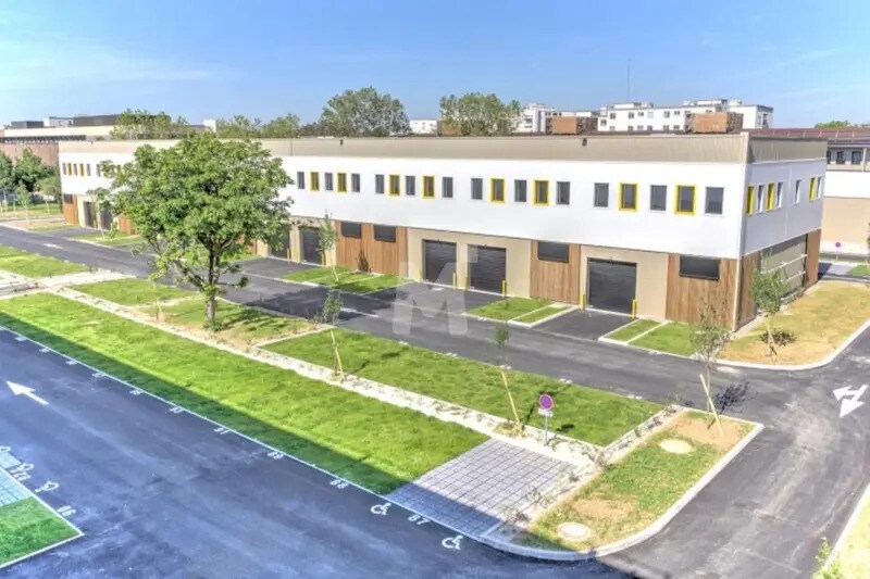 Light Industrial in Fresnes to rent Building Photo- Image 1 of 12