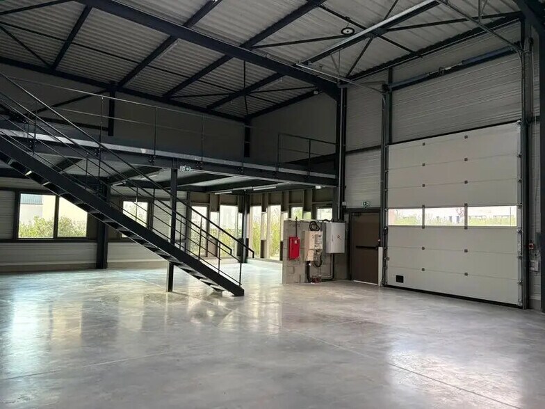 Light Industrial in Jons for sale - Building Photo - Image 2 of 13