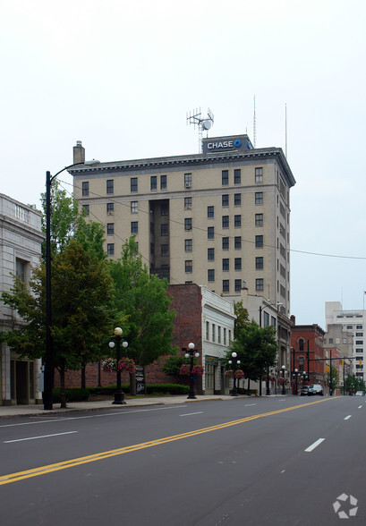 106 E Market St, Warren, OH for rent - Building Photo - Image 2 of 9