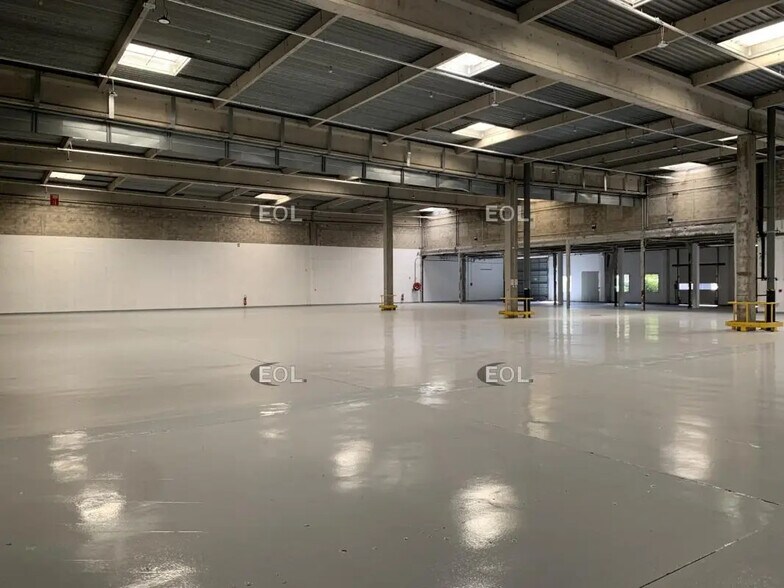 Industrial in Gennevilliers to rent - Interior Photo - Image 3 of 12