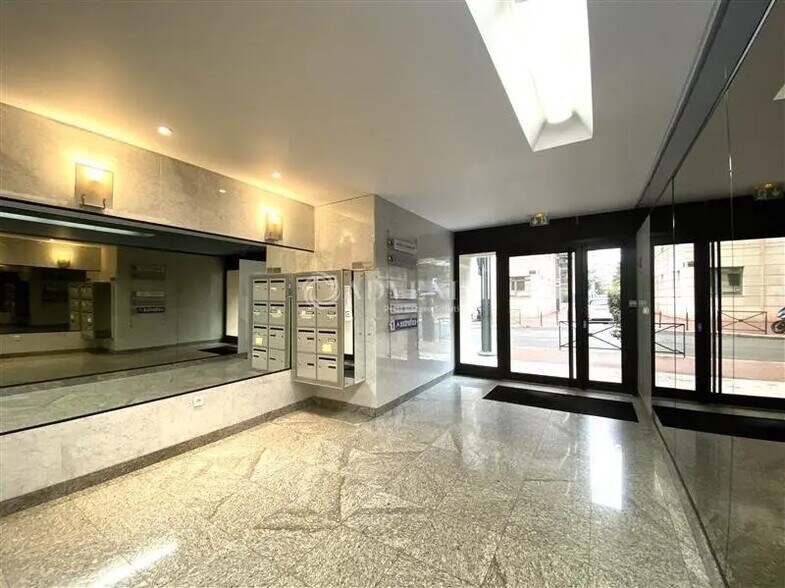 Office in Levallois-Perret to rent - Lobby - Image 2 of 8