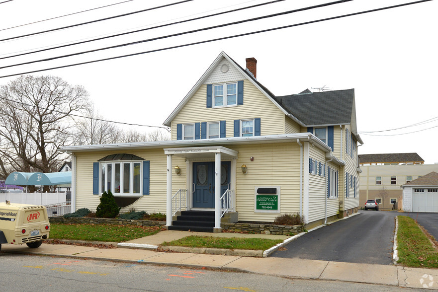 28 Columbia St, Wakefield, RI for sale - Primary Photo - Image 1 of 1