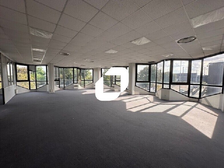 Office in Gonesse to rent - Interior Photo - Image 2 of 10