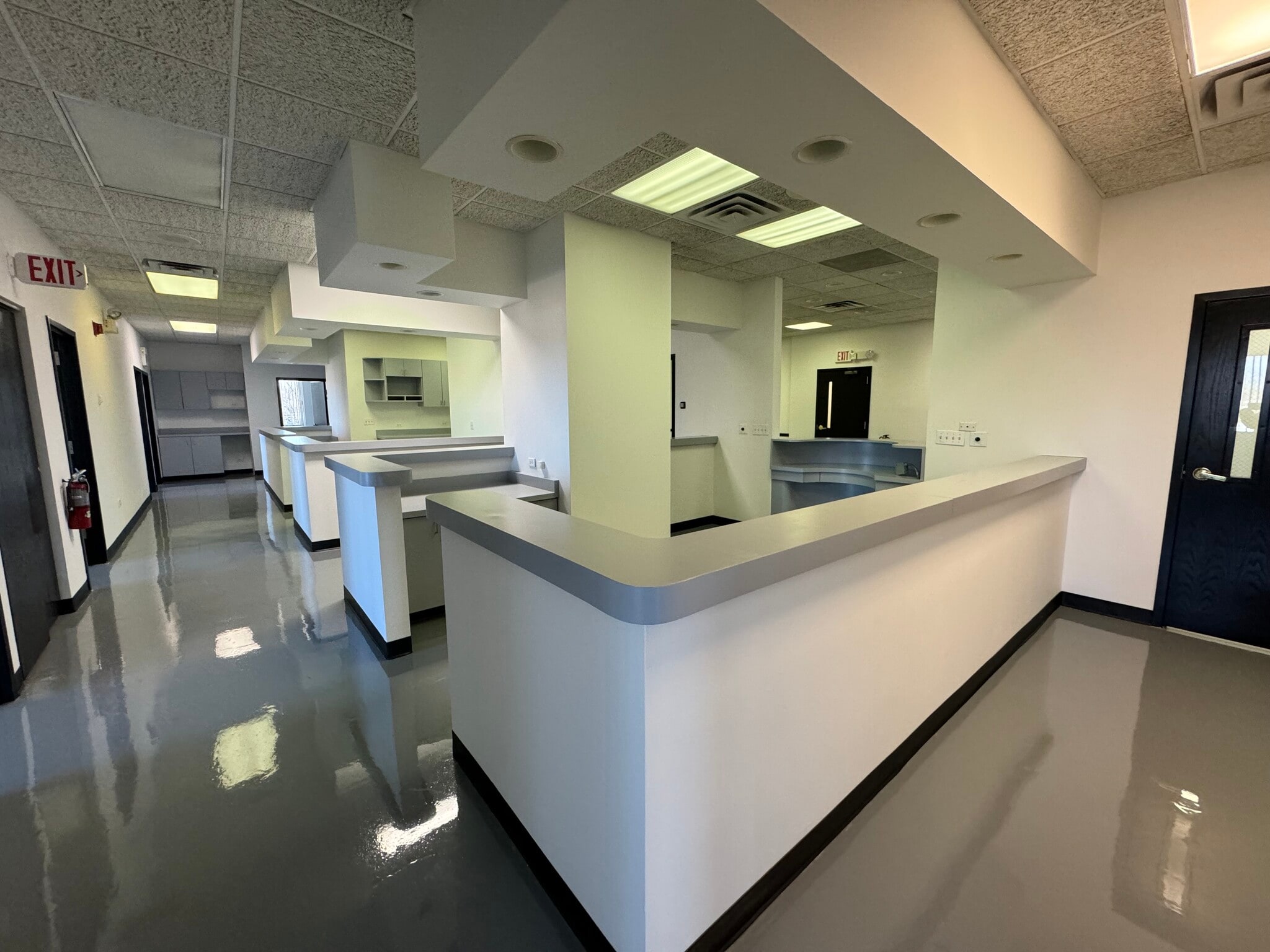 121 S Wilke Rd, Arlington Heights, IL to rent Interior Photo- Image 1 of 9