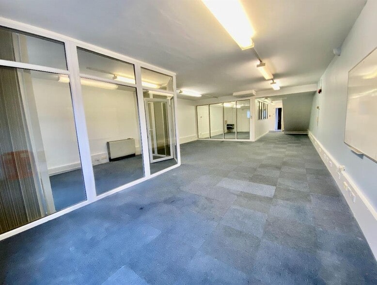 27-39 Station Ln, Hornchurch to rent - Interior Photo - Image 3 of 9