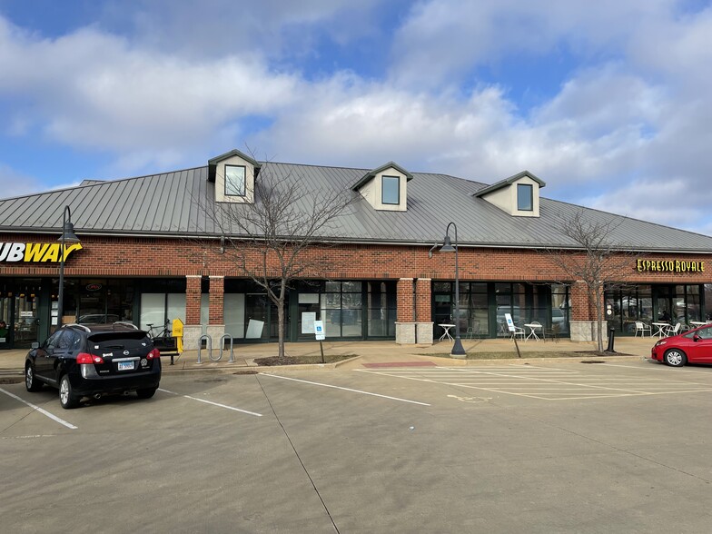 2407 Village Green Pl, Champaign, IL for rent - Building Photo - Image 1 of 5