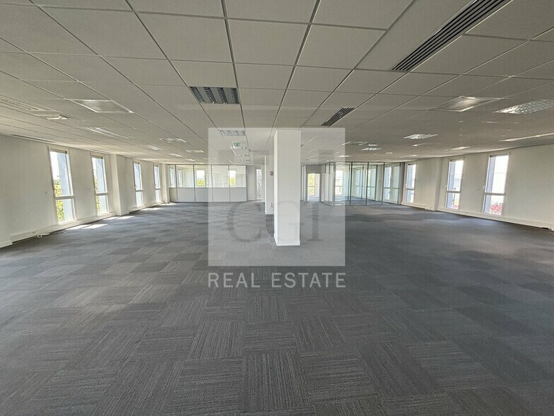 Avenue Satolas Green, Pusignan to rent - Building Photo - Image 3 of 13
