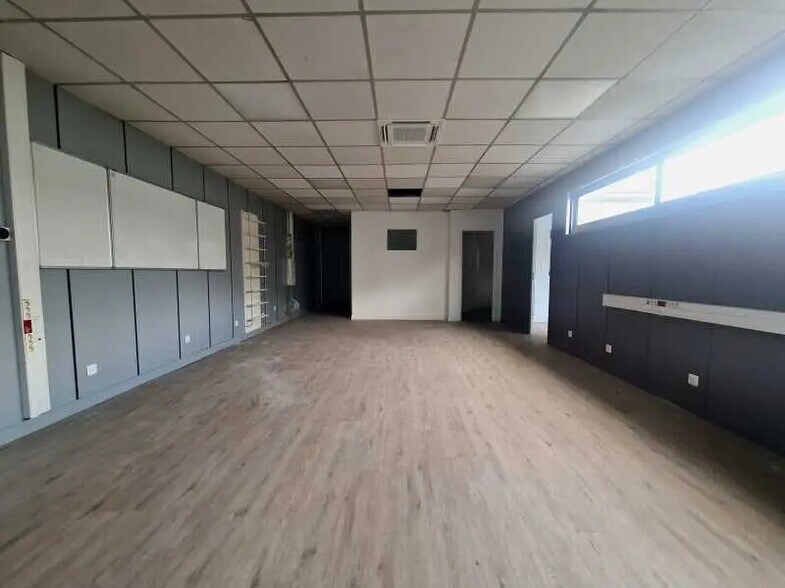 Office in Gentilly to rent - Interior Photo - Image 2 of 9