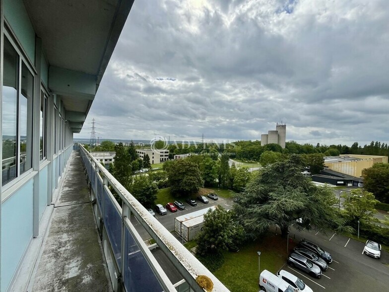 14 Chaussée Jules César, Osny to rent - Building Photo - Image 3 of 12