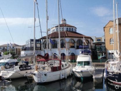 Village Sq, Brighton to rent - Building Photo - Image 3 of 7