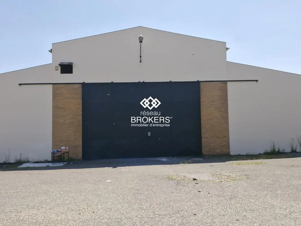 Location Entrepôt 3 896 m² - Photo 1