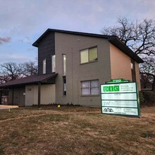 700 Londonderry Ln, Denton, TX for rent Building Photo- Image 1 of 16