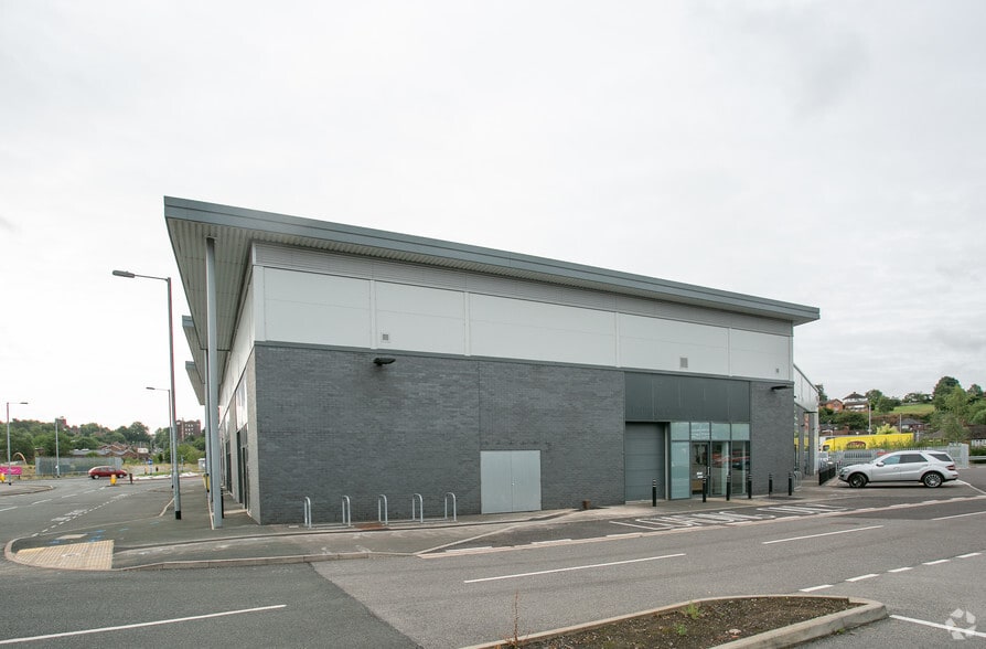 3 Maccesfield Rd, Leek to rent - Building Photo - Image 3 of 3