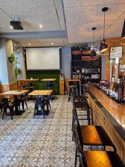 Retail in Madrid, Madrid to rent - Building Photo - Image 2 of 3