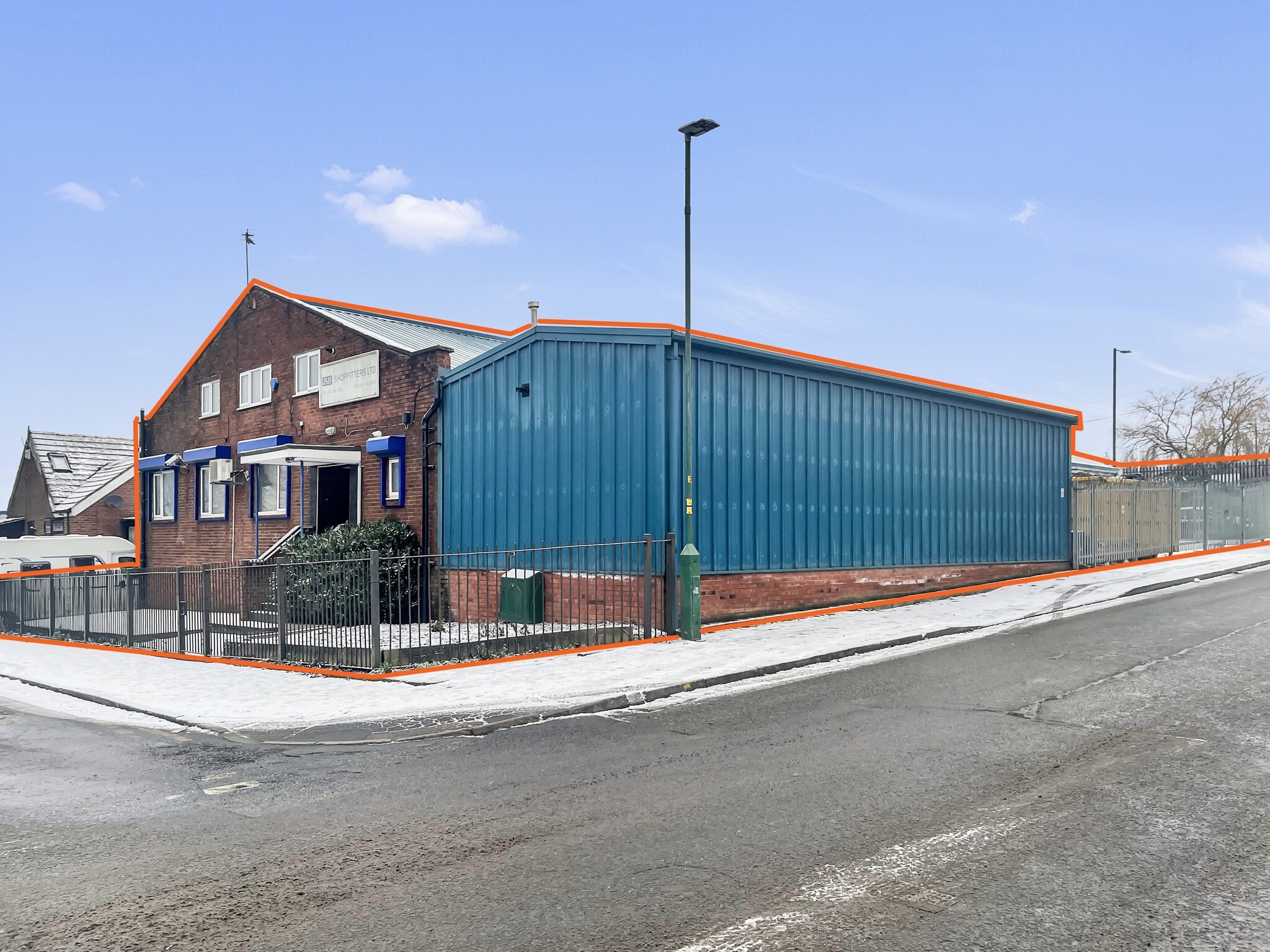 Read St, Hyde to rent Building Photo- Image 1 of 10