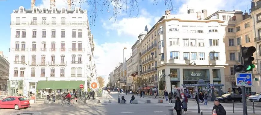 Office in Lyon to rent Building Photo- Image 1 of 8