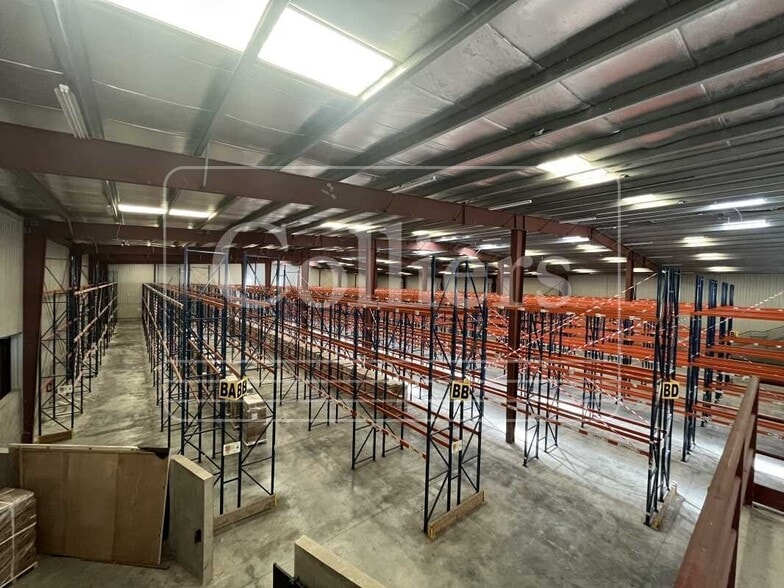 Light Industrial in Gémenos to rent - Interior Photo - Image 2 of 23