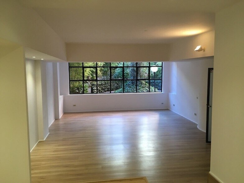 Office in Barcelona, Barcelona to rent - Interior Photo - Image 2 of 2
