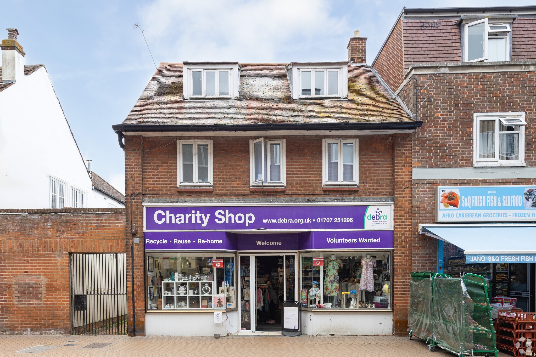 37 Town Centre, Hatfield for sale Primary Photo- Image 1 of 12