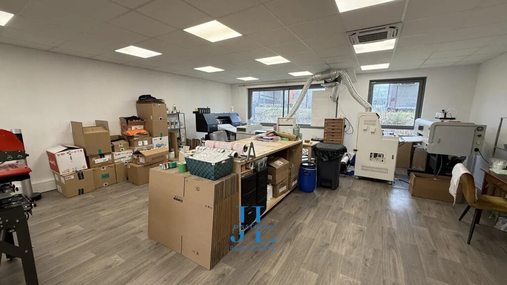 Location Local d'activités 146 m² - Photo 1