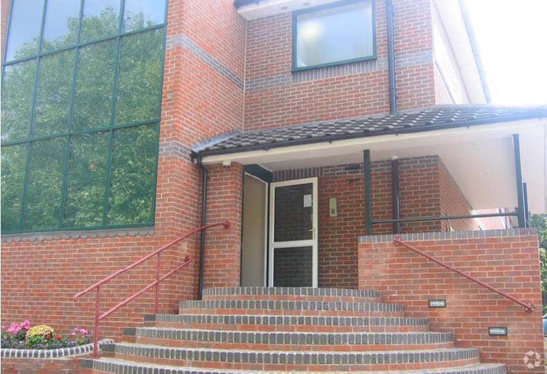 Henson Rd, Crawley to rent - Building Photo - Image 2 of 3