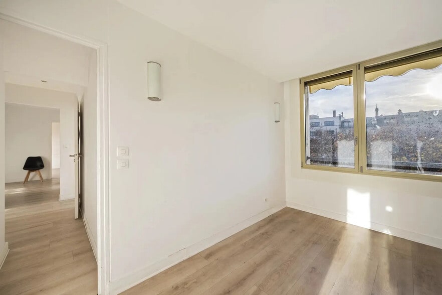 Office in Paris for sale - Interior Photo - Image 2 of 8