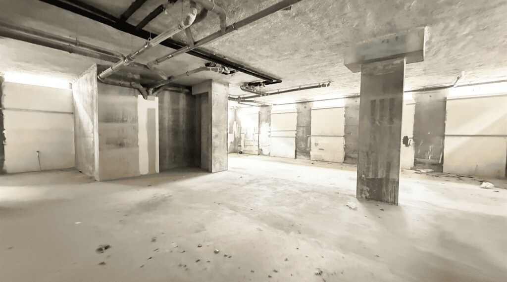 Retail in Noisy-le-Grand to rent Interior Photo- Image 1 of 4