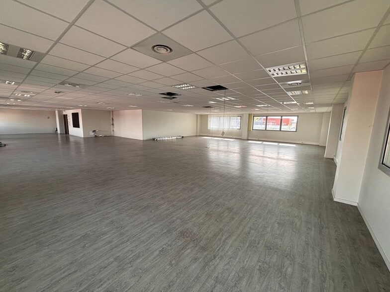 Light Industrial in Saint-Priest to rent - Interior Photo - Image 3 of 7