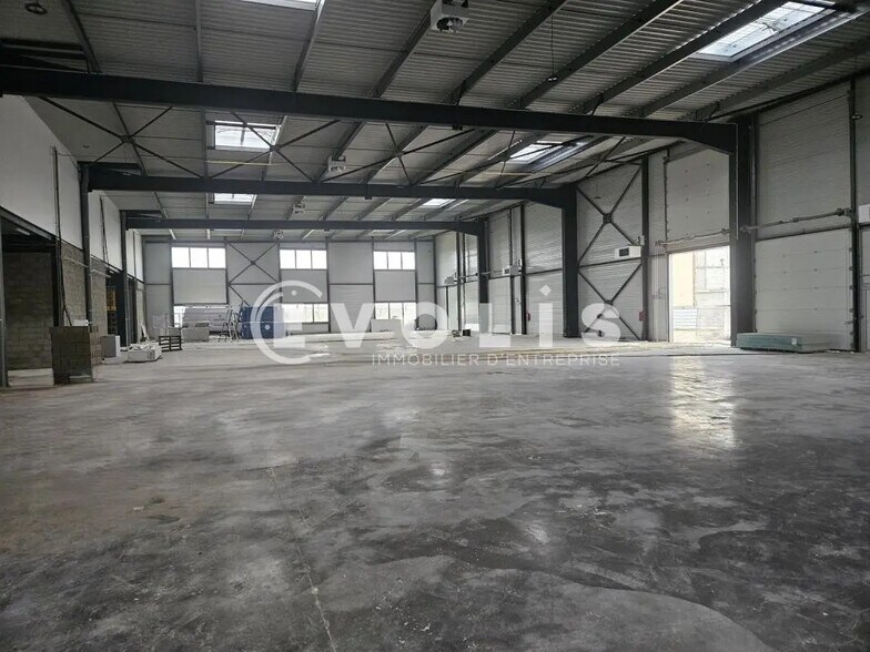 Light Industrial in Bondoufle for sale - Interior Photo - Image 2 of 6