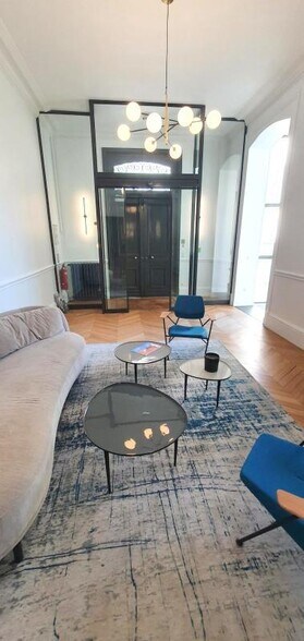 Office in Versailles to rent - Lobby - Image 2 of 16