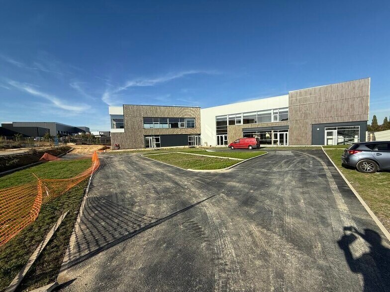 Light Industrial in Louvres to rent - Building Photo - Image 3 of 12