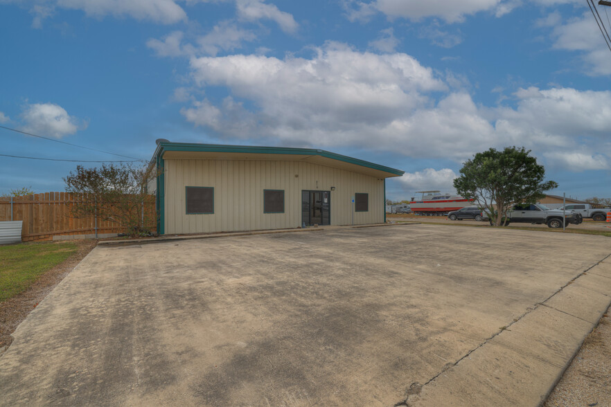 210 Deborah Dr, New Braunfels, TX for sale - Building Photo - Image 2 of 34