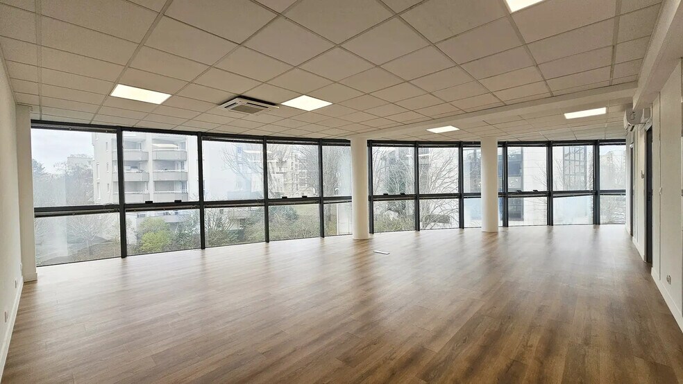 Office in Lognes to rent - Interior Photo - Image 2 of 12