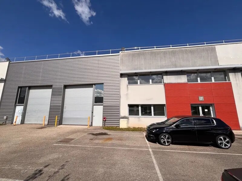 Light Industrial in Saint-Priest to rent Building Photo- Image 1 of 10