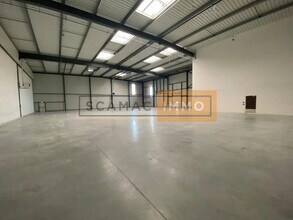 Office in Le Thillay to rent Building Photo- Image 1 of 4