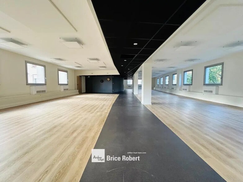 3-6 Place Charles Hernu, Villeurbanne to rent - Interior Photo - Image 3 of 5