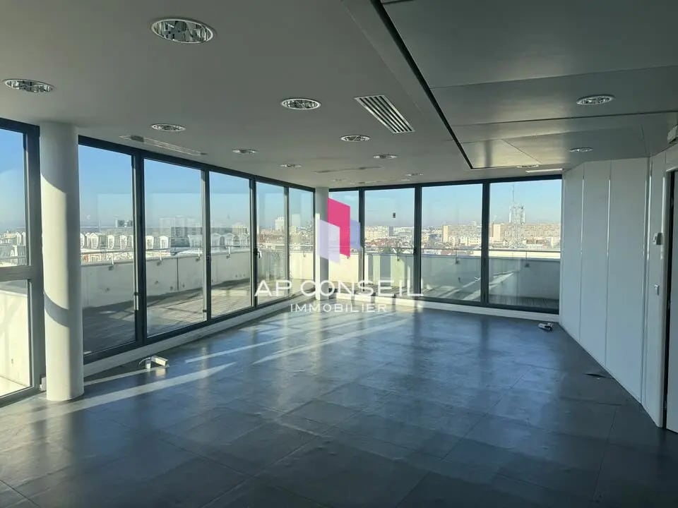 Office in Rueil-Malmaison to rent Interior Photo- Image 1 of 10