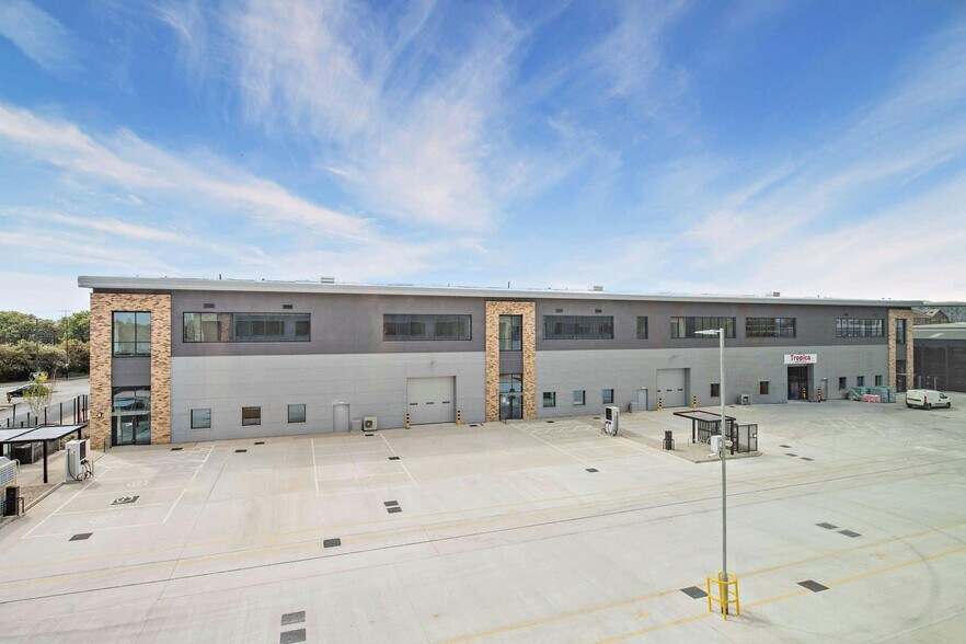 Willoughby Ln, London to rent - Building Photo - Image 2 of 10